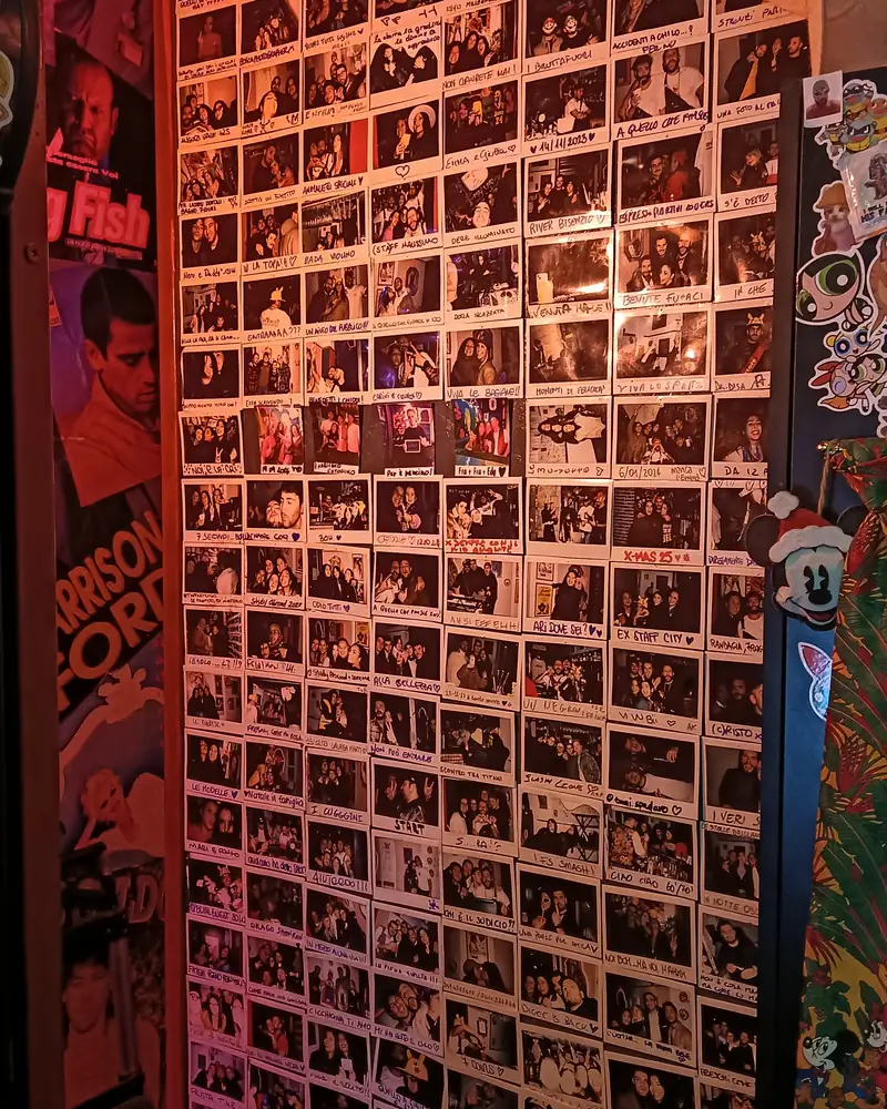 Parete di Polaroid scattate al 7COINS, con dediche scritte a mano